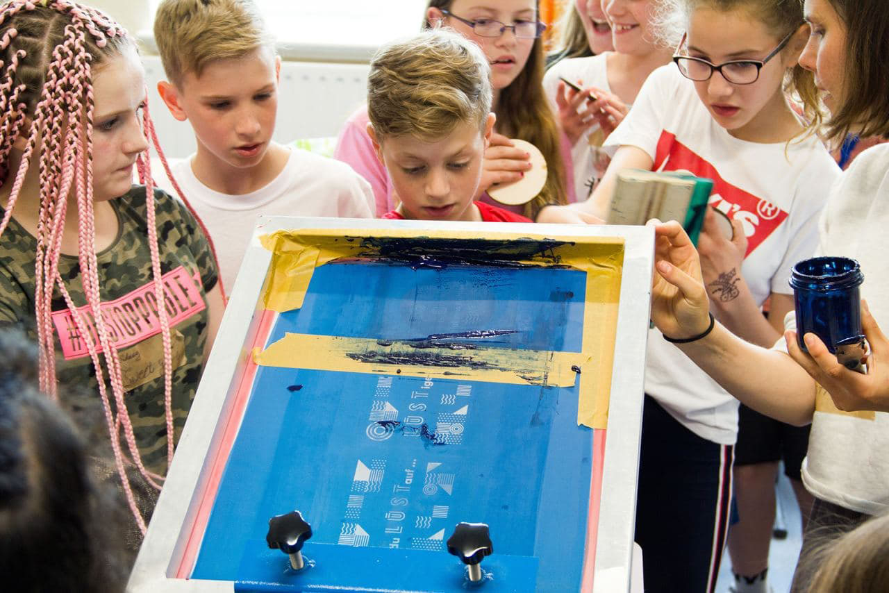 Siebdruck mit Schüler und Schülerinnen