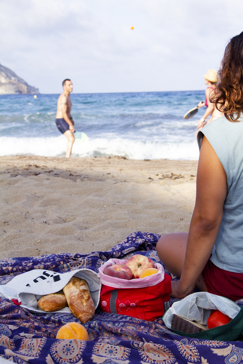 Am Strand mit Brotbeutel und Snackbeutel